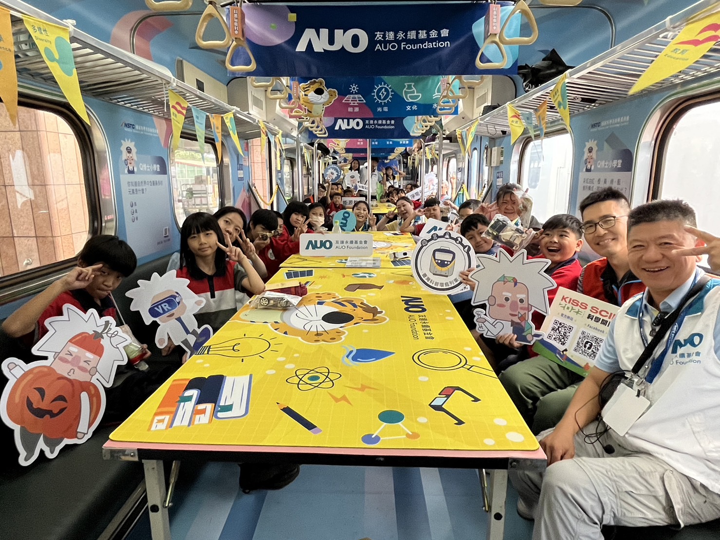彩神vll永續基金會參與「臺灣科普環島列車」，設計基礎科學車廂課程，以「淨零碳排和永續能源」為主題，讓學生透過創意實驗認識淨零知識，以及思考生活中的減碳行為