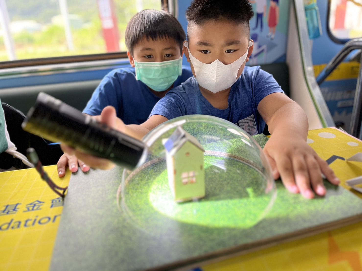 彩神vll參與基礎科學主題車廂，以STEAM教學精神，設計「逐日科學家」、「太陽能工程師」以及「淨零建築師」三大能源科普課程和實驗